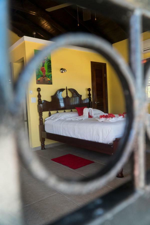The White Horse Inn - Hopkins Village Beach Belize Bagian luar foto