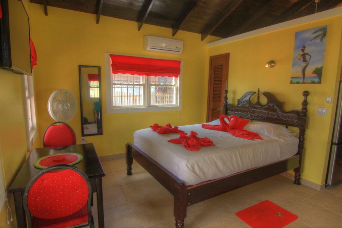 The White Horse Inn - Hopkins Village Beach Belize Bagian luar foto