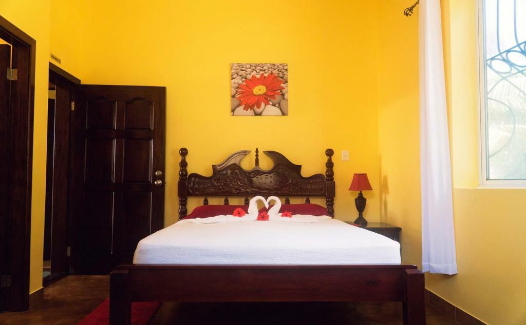 The White Horse Inn - Hopkins Village Beach Belize Bagian luar foto