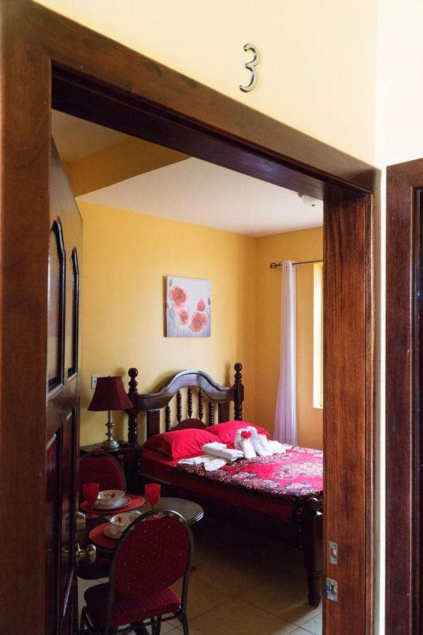 The White Horse Inn - Hopkins Village Beach Belize Bagian luar foto