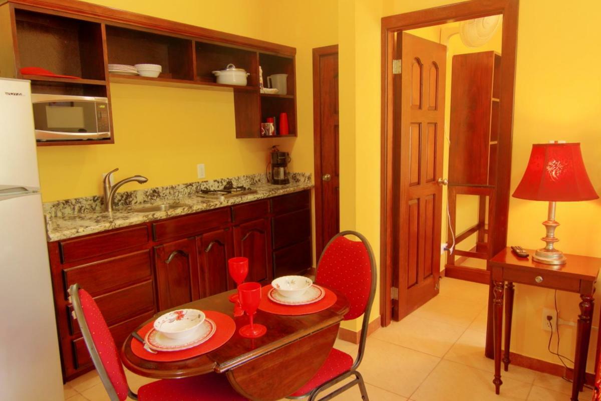 The White Horse Inn - Hopkins Village Beach Belize Bagian luar foto