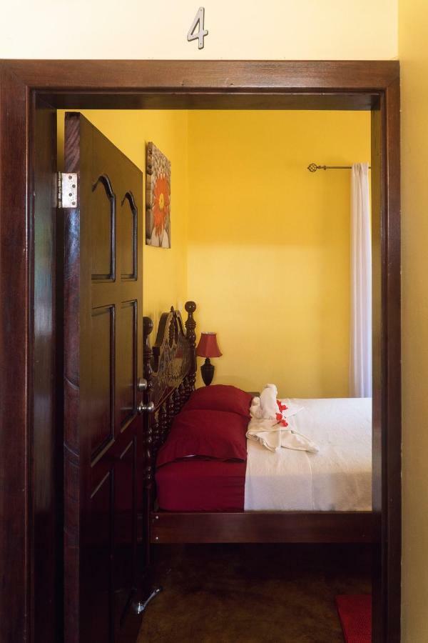 The White Horse Inn - Hopkins Village Beach Belize Bagian luar foto